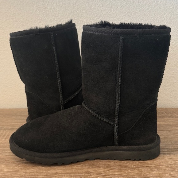 UGG Black Classic Short Boot, Size 6 - Picture 2 of 6